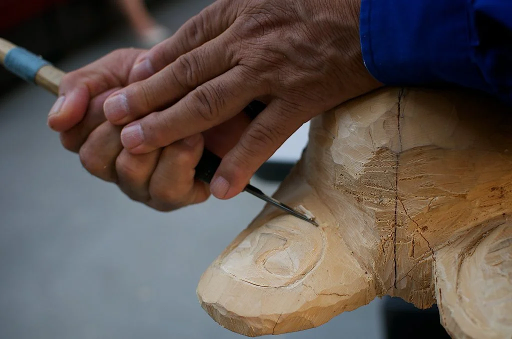 Isadore Charters, carving his totem pole;